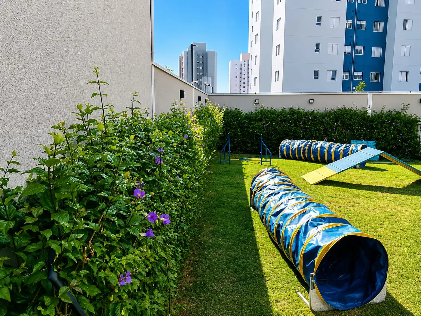Área verde bem cuidada em condomínio atendido por jardinagem profissional